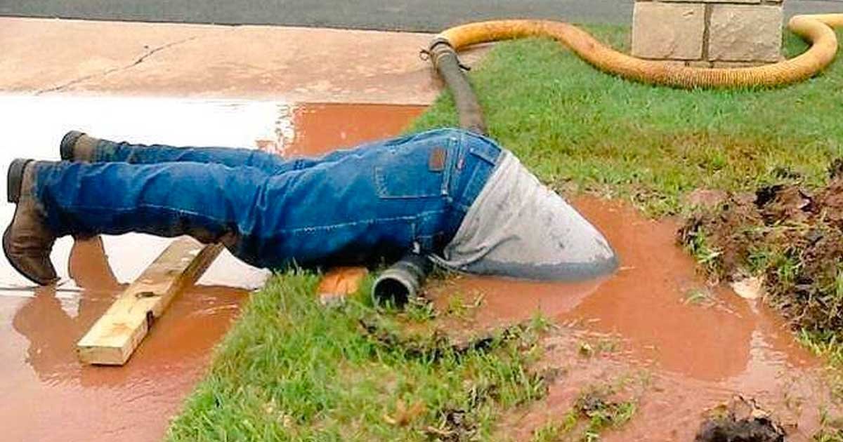 plumber footage viral featured.jpg?resize=412,275 - Photo Of Plumber Going Above And Beyond For His Job Has The Internet In Stitches
