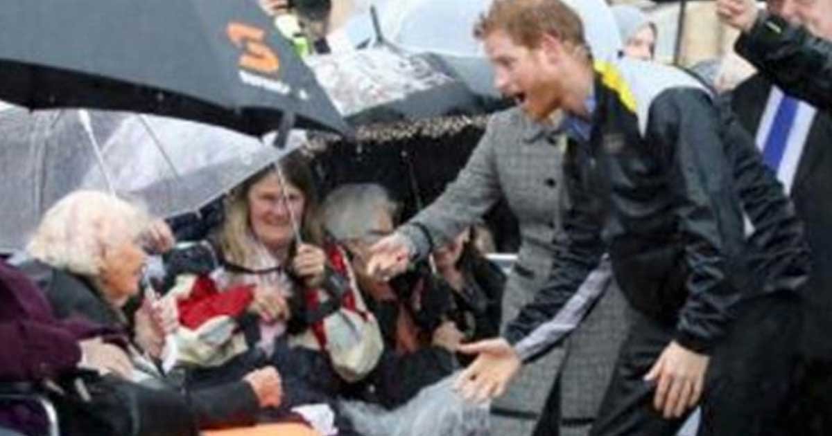 prince harry recognizes fan featured.jpg?resize=1200,630 - Prince Harry Recognizes Fan In The Rain