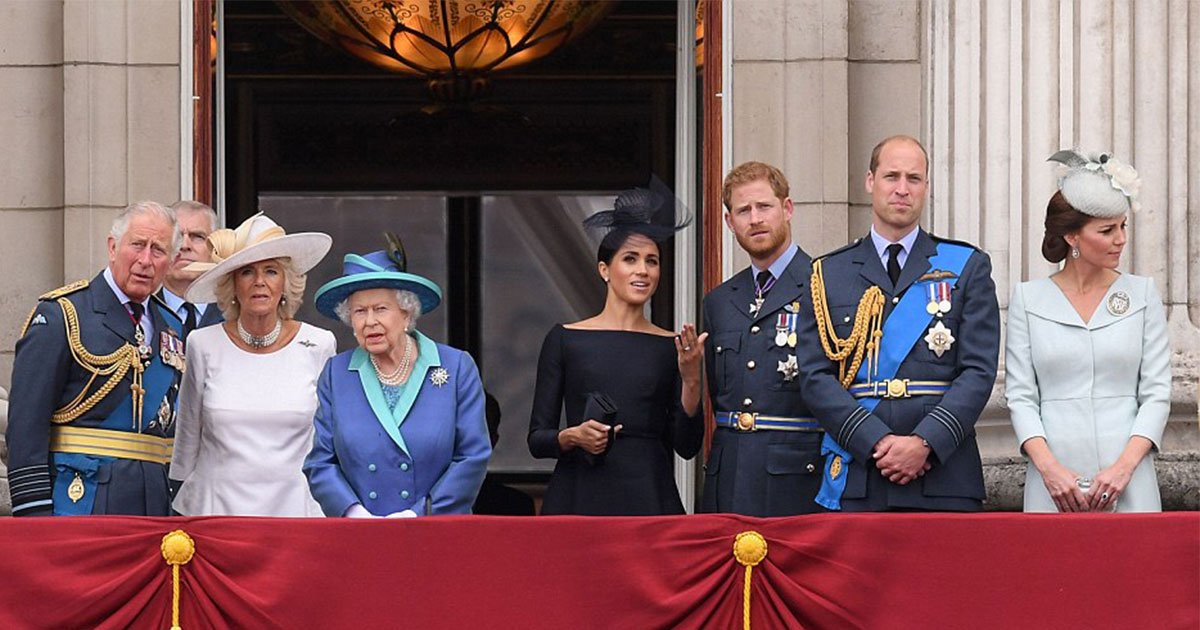 the royal family celebrates spectacular air force centenary flypast at buckingham palace.jpg?resize=412,232 - A família real celebra o espetacular sobrevoo centenário da Força Aérea no Palácio de Buckingham - Mas onde estão o príncipe George e a princesa Charlotte?