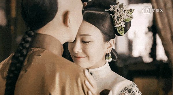 0jcvcczgxg 1533290252.gif?resize=412,275 - 《延禧攻略》皇后秦嵐下場讓人哭爆！歷史上的乾隆更感人：不想活那麼久，只想早點去見你