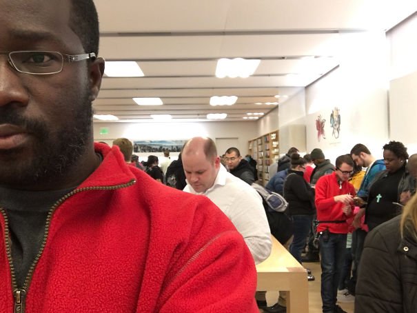 Wear The Same Color Shirt As Apple Store Staff And You Can Recommend Android Phones For A Few Hours Before They Kick You Out Wear The Same Color Shirt As Apple Store Staff And You Can Recommend Android Phones For A Few Hours Before They Kick You Out