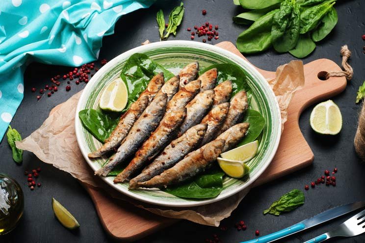 Fried-sardines-sea-fish-on-spinach.jpg
