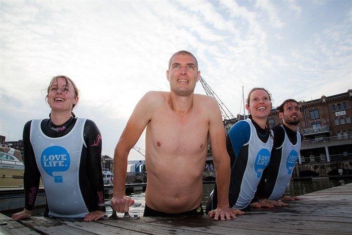 atleta nadar 55 horas cancer 1.jpg?resize=1200,630 - Veja como ficou o corpo deste atleta holandês depois de nadar 163 km em 55 horas