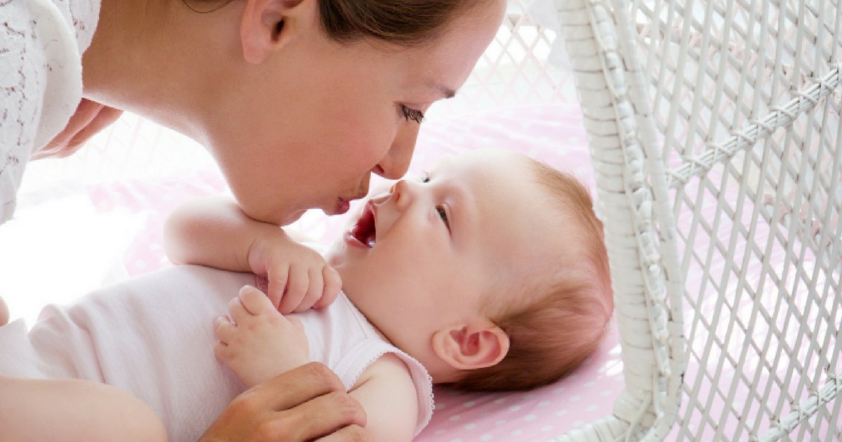 bebebe.png?resize=1200,630 - Beijar bebês é perigoso e pode transmitir 3 graves doenças