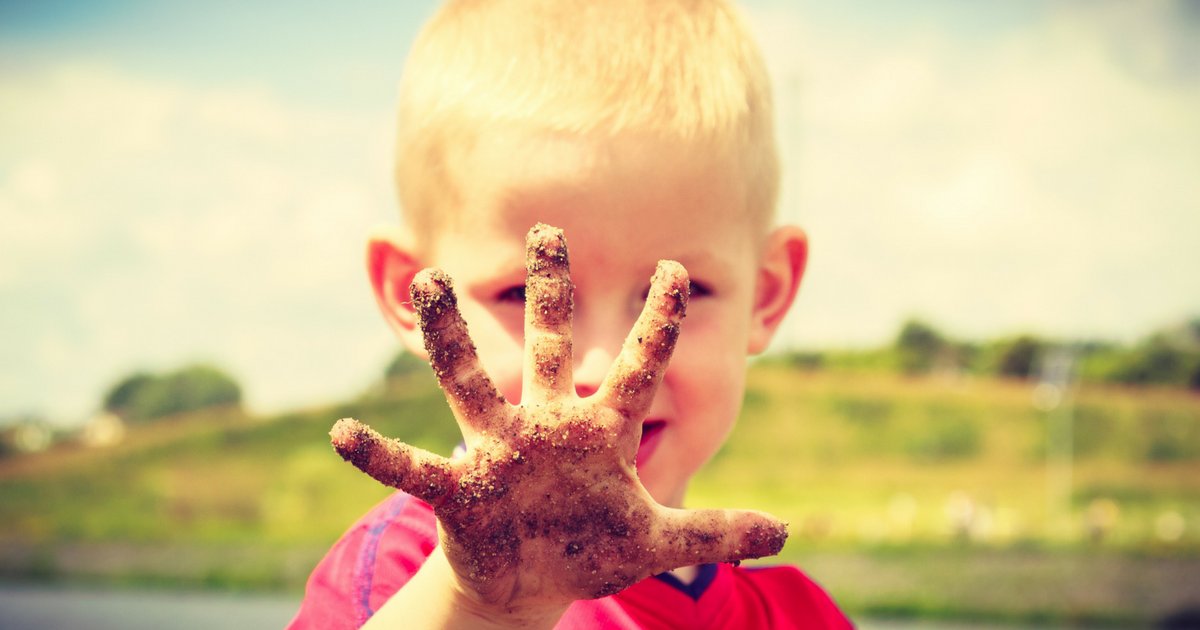 dirt2.png?resize=412,232 - Crianças que brincam com barro e areia ficam mais saudáveis, explica médica