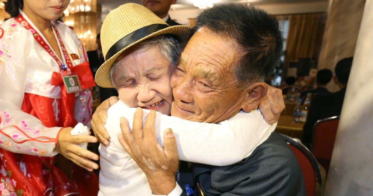 featured image 61.jpg?resize=412,232 - Moment d’émotion pour ces dizaines de familles qui se réunissent après 68 ans de séparation depuis la guerre de Corée