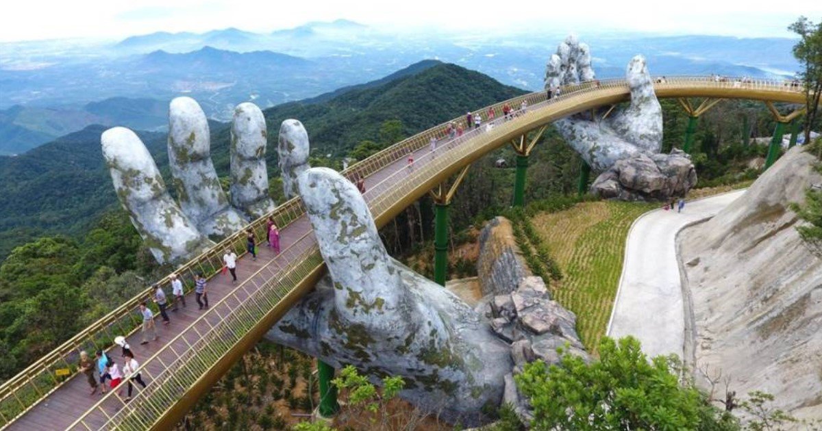 featured image 64.jpg?resize=1200,630 - Le Golden Bridge a récemment ouvert au Vietnam, soutenu par des mains gigantesques, ce pont est incroyablement beau