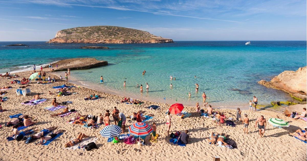 featured image 66.jpg?resize=1200,630 - Le gouvernement des Baléares interdit l'alcool illimité dans les hotels tout inclus à Majorque et à Ibiza pour réduire le «tourisme non-civique»