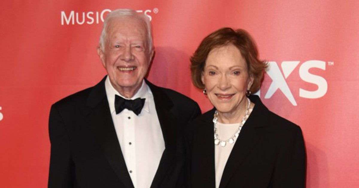 jimmy carter and his wife.jpg?resize=412,232 - Former President Jimmy Carter Lives A Simple Life With His Wife In A Two-Bedroom Ranch House