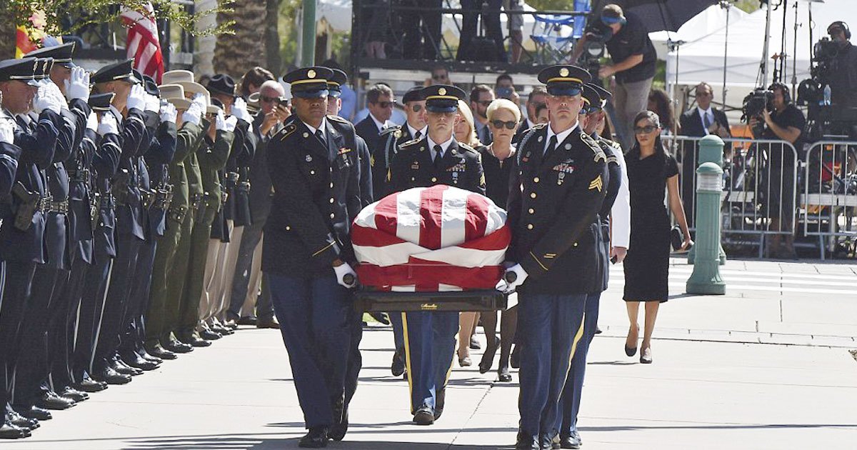 john mccain.jpg?resize=1200,630 - Le corps de John McCain arrive au Capitole de l'Arizona - Sa femme et sa fille en deuil.