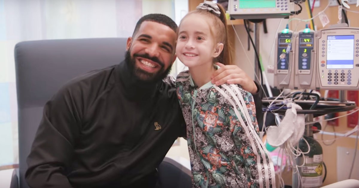 k 1.jpg?resize=1200,630 - Drake a rendu une visite surprise à l'hôpital pour exaucer le souhait d'une fille de 11 ans de le rencontrer.