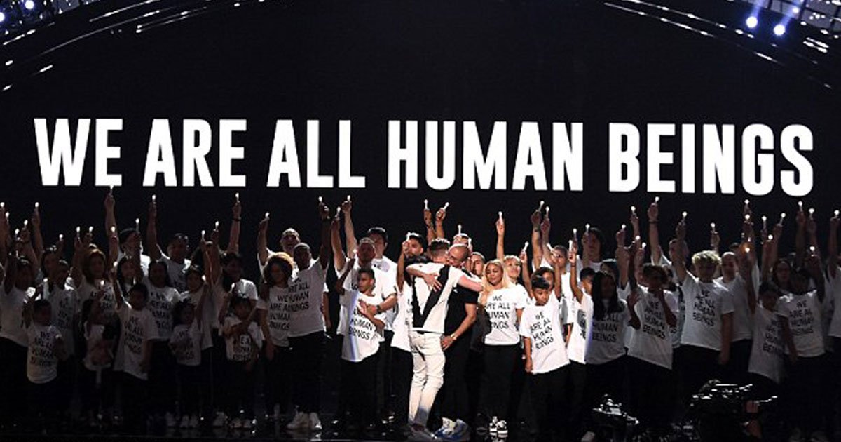 logic mtv vmas.jpg?resize=1200,630 - Logic a amené des dizaines de familles d'immigrants portant des t-shirts "We are all human beings" sur scène aux MTV VMA