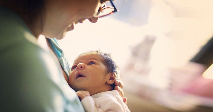 mum and bub.jpg?resize=412,232 - Voluntários se alistam para doar carinho a bebês com abstinência neonatal