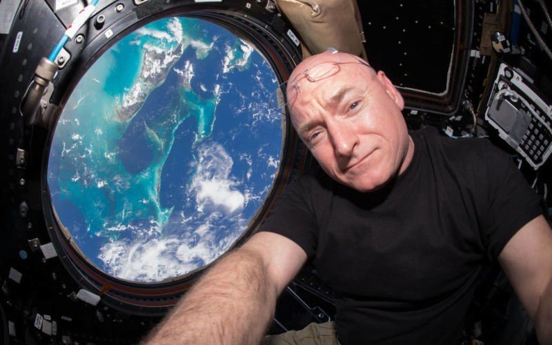 scott kelly 800x500.jpg?resize=412,275 - Puaj! 7 datos desagradables sobre viajes espaciales