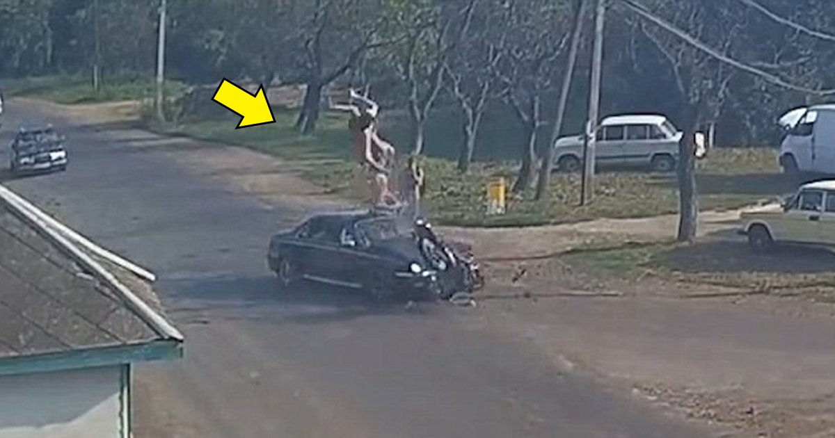 sdfafa.jpg?resize=412,275 - Piloto de moto fica de pé segundos depois de bater de frente com tudo em uma Mercedes