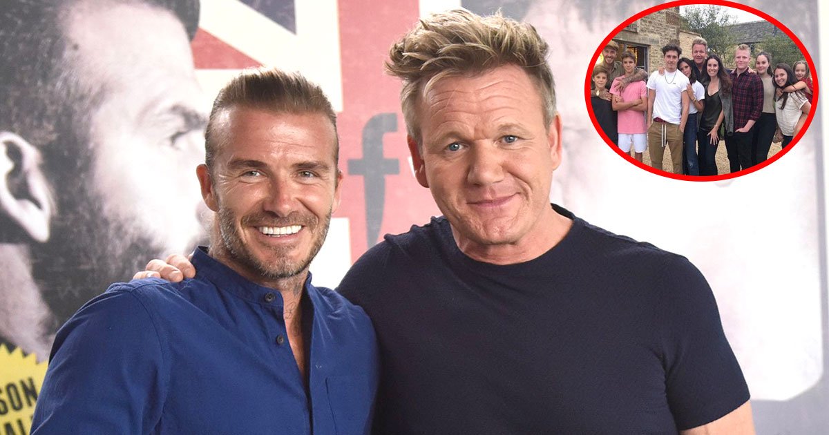 the beckhams and ramsays posed for a group photo as they celebrated tana ramsays birthday at a farmhouse.jpg?resize=412,232 - David Beckham e Gordon Ramsay posaram para uma foto em grupo junto com suas famílias enquanto celebravam o aniversário de Tana Ramsay em uma fazenda