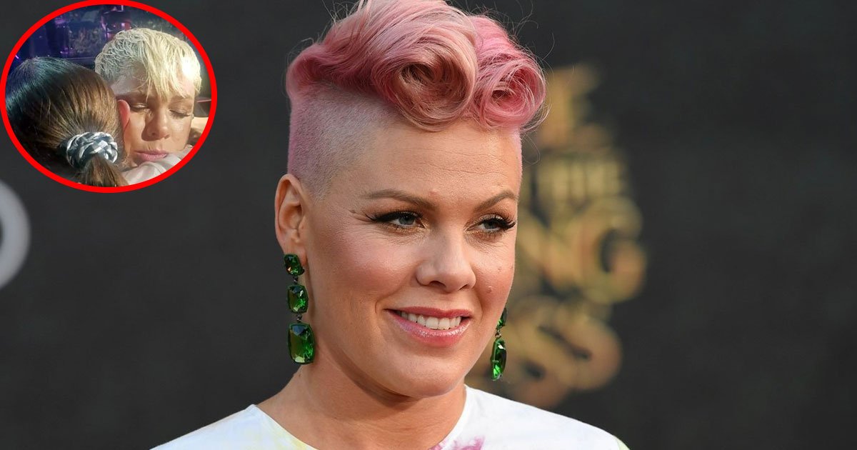 untitled 1 153.jpg?resize=412,275 - P!nk para show para dar abraço em fã de 14 anos depois de ler seu cartaz na multidão