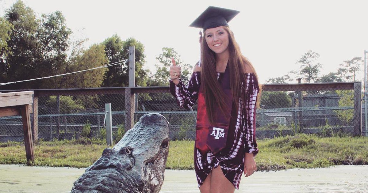 woman feeds alligator.jpg?resize=412,275 - Une femme a pris des photos de sa remise des diplômes avec un alligator géant, et elle le nourrit dans une nouvelle vidéo