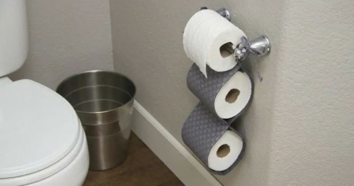 Туалетная бумага в унитаз можно. Держатель для туалетной бумаги. Полка для хранения туалетной бумаги. Держатель для туалетной бумаги в туалете. Хранение туалетной бумаги идеи.