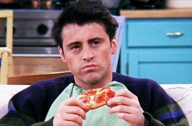 8 momentos muy graciosos de friends sobre joey y la comida.jpg?resize=412,275 - 10 vezes que Joey do seriado ''Friends'' nos representou na arte de comer