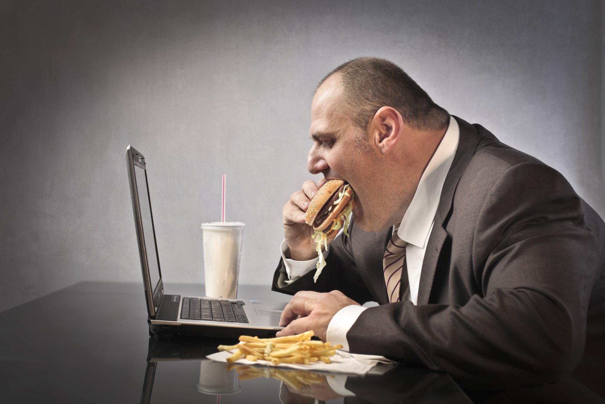 9 23 social media and obesity.jpg?resize=412,275 - 5 motivos pelos quais as pessoas engordam no trabalho