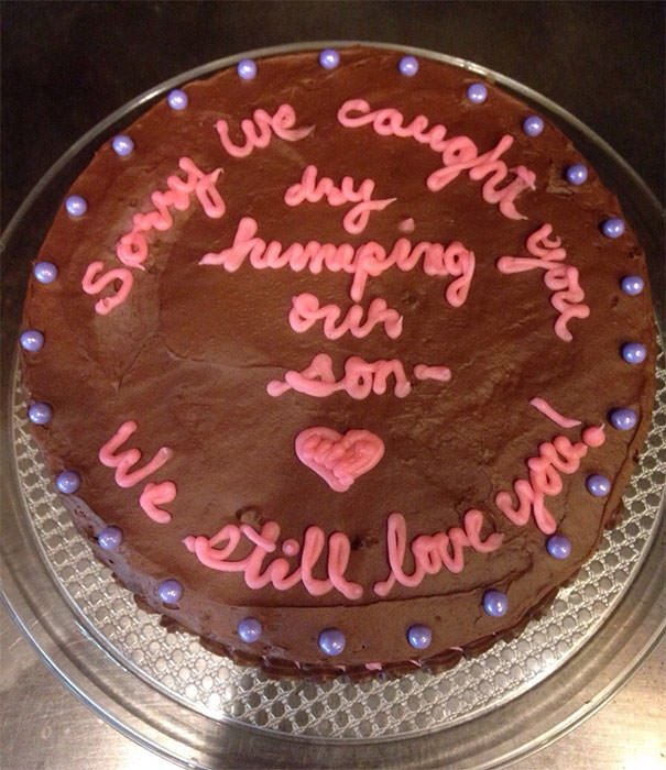 After An Unfortunate Incident Involving My Girlfriend, My Mom Made This Cake To Apologize