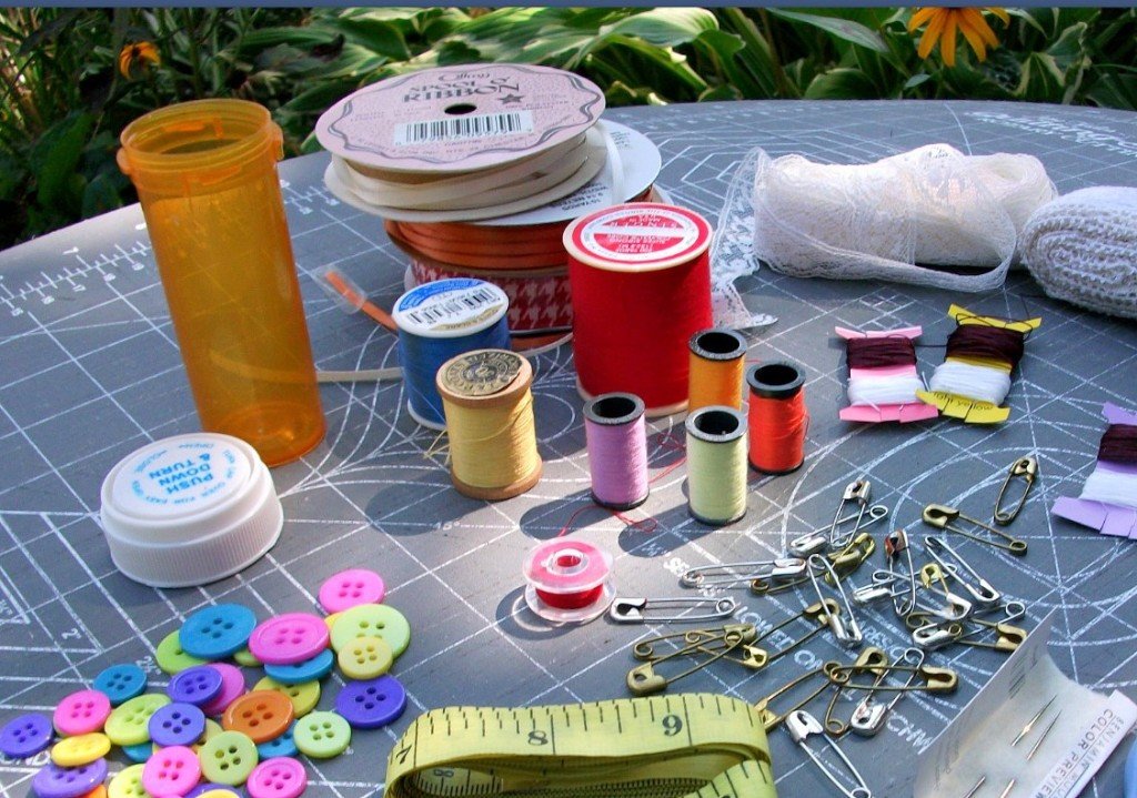sewing-kit-pill-bottle