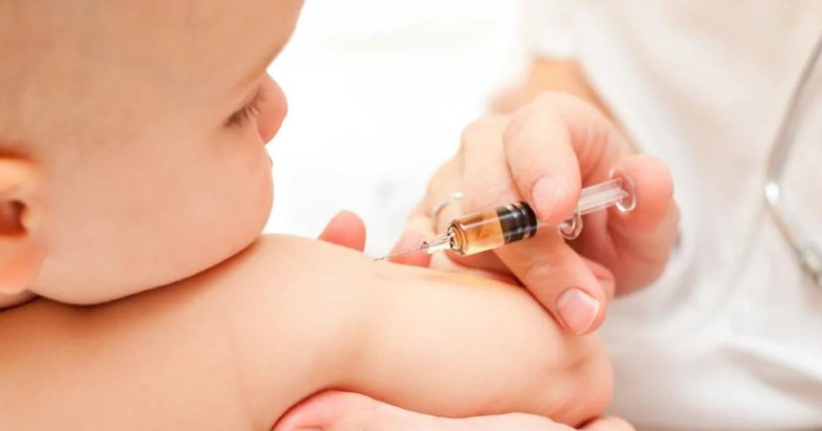 bebevacina.png?resize=1200,630 - Saiba como aliviar a dor das vacinas em seu bebê