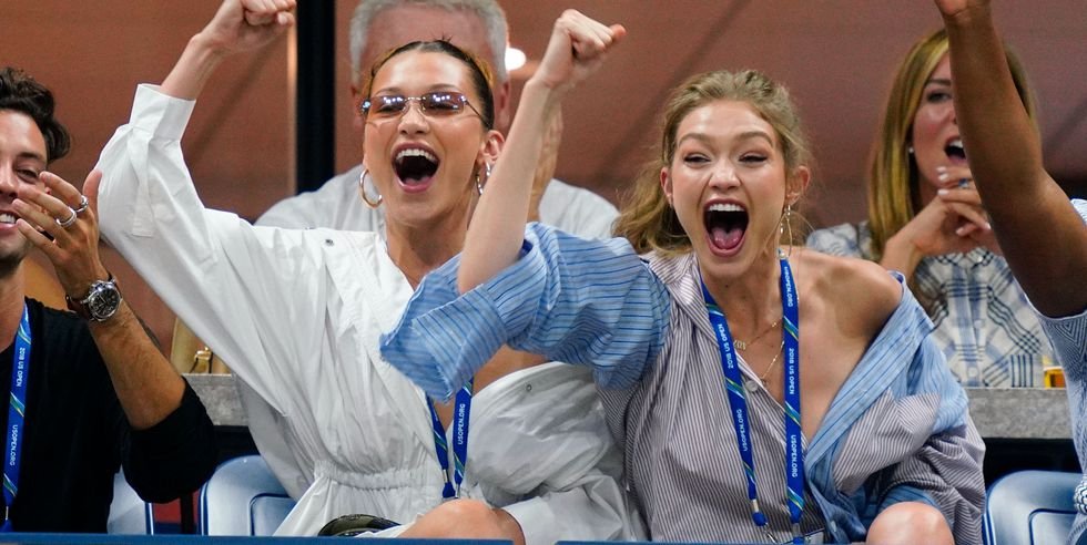 bella hadid and gigi hadid at 2018 us open on september 4 news photo 1026919088 1536235942.jpg?resize=412,275 - 吉吉、貝拉哈蒂德姐妹看美網太激動，襯衫滑落香肩...差點就露點！