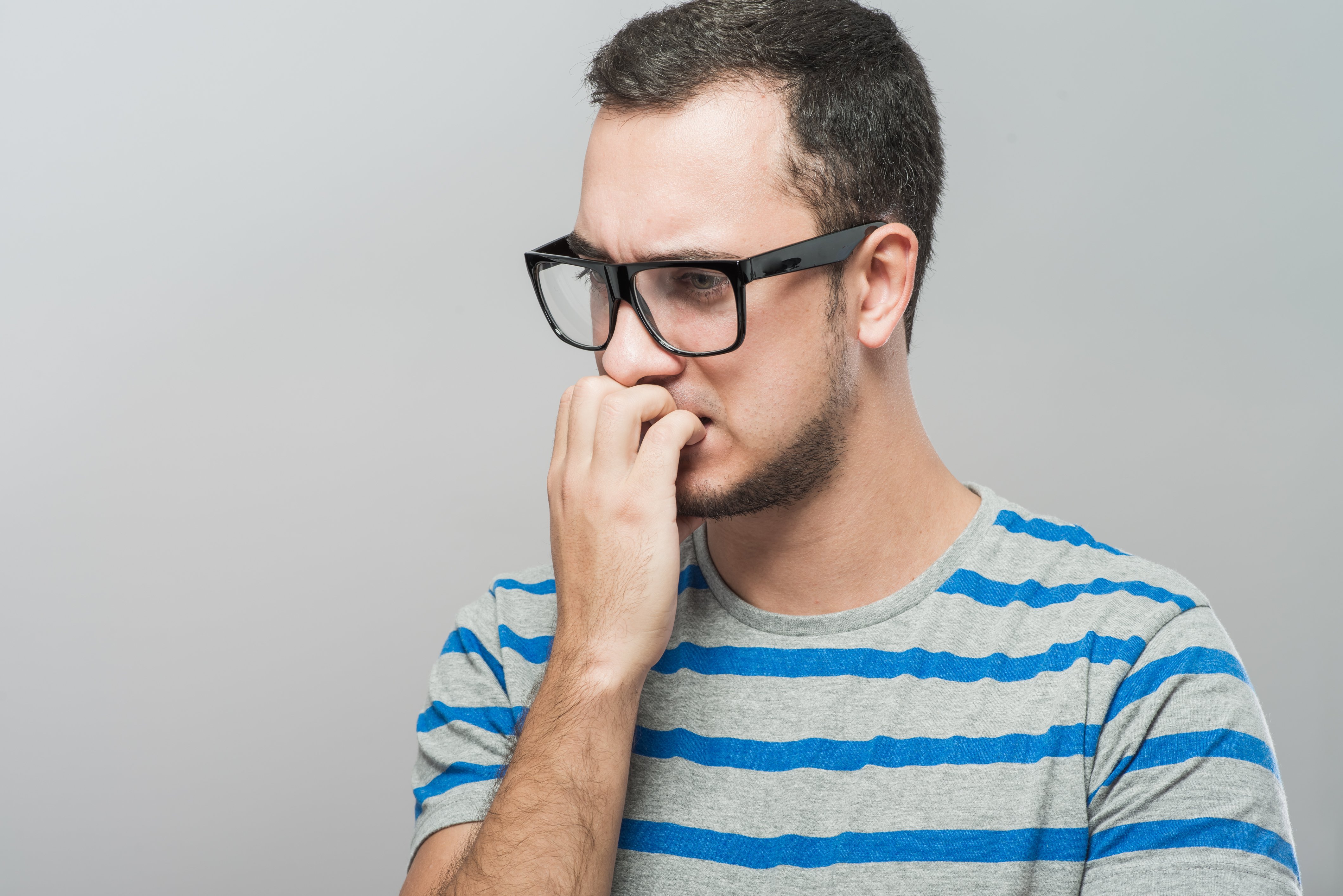 biting nails.jpg?resize=412,275 - Roer as unhas pode matar? Homem britânico sofre grave infecção por conta do hábito