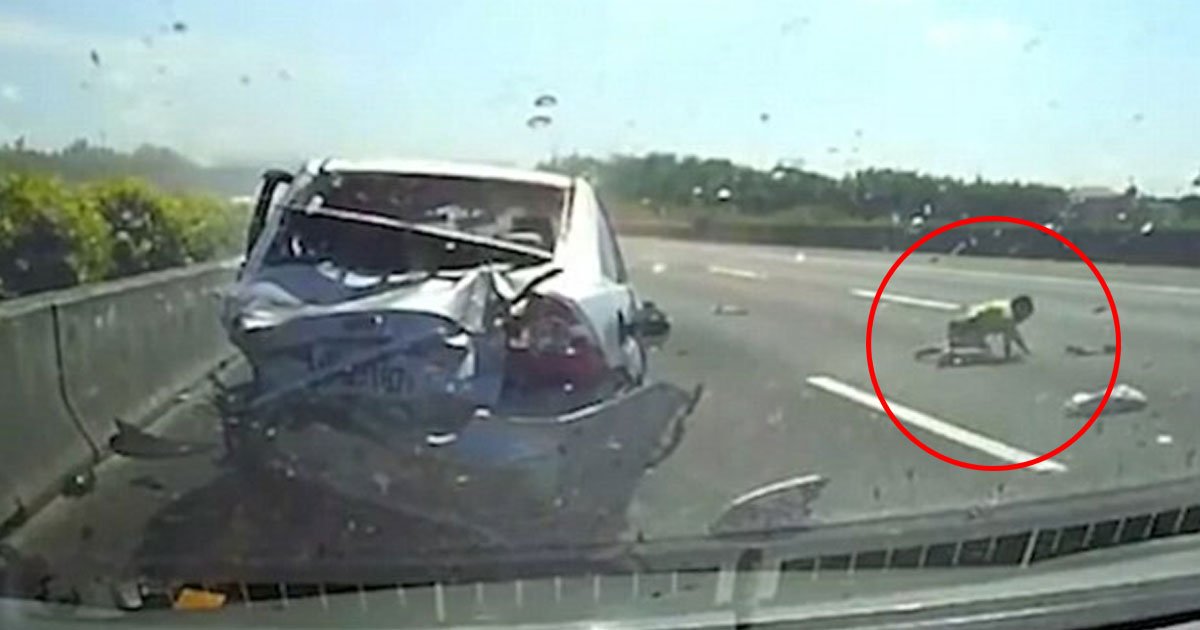 car crash.jpg?resize=412,232 - [Vidéo] Un garçon de 11 ans est projeté sur l'autoroute lors d'une collision entre deux véhicules - il survit miraculeusement.