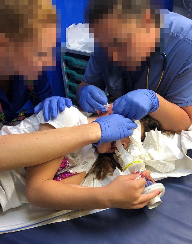 Une Petite Fille Est Hospitalisee Apres Avoir Fait Percer Ses Oreilles Chez Claire S Vonjour Une Petite Fille Est Hospitalisee Apres Avoir Fait Percer Ses Oreilles Chez Claire S Vonjour