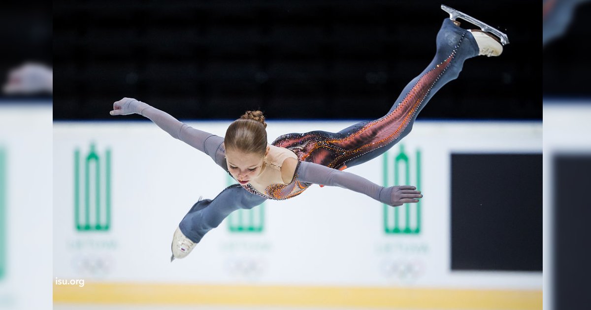 cover22 28.png?resize=412,232 - A patinadora de 14 anos, Alexandra Trusova, estabeleceu um recorde com um salto nunca antes visto