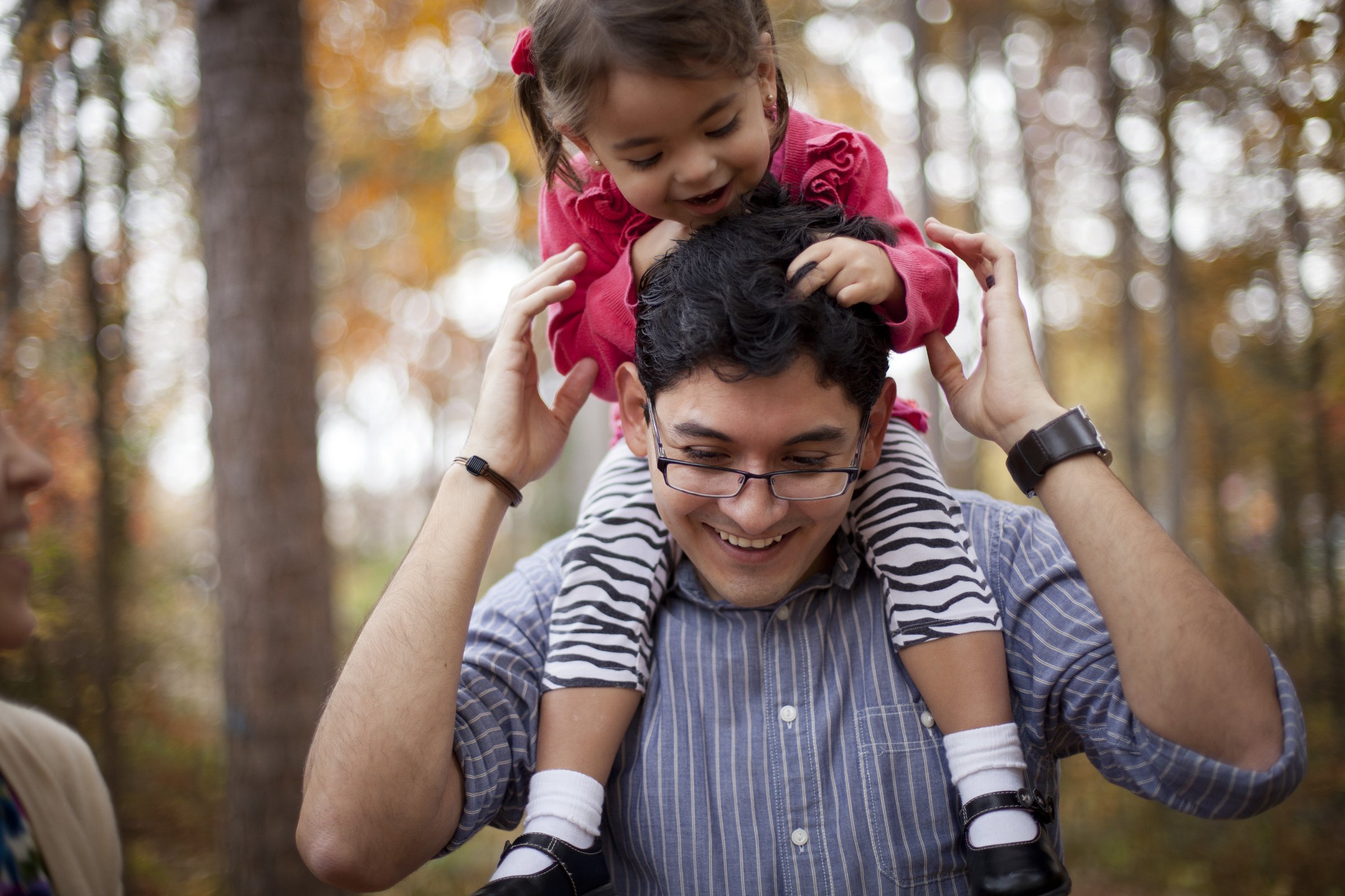 father daughter shoulders 921270 wallpaper.jpg?resize=412,275 - Mulheres que cresceram com o pai presente são seguras e independentes