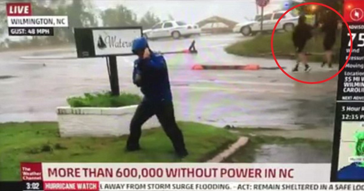 featured image 46.jpg?resize=1200,630 - Reportero se prepara para el huracán Florence mientras dos hombres pasan como si nada estuviera pasando