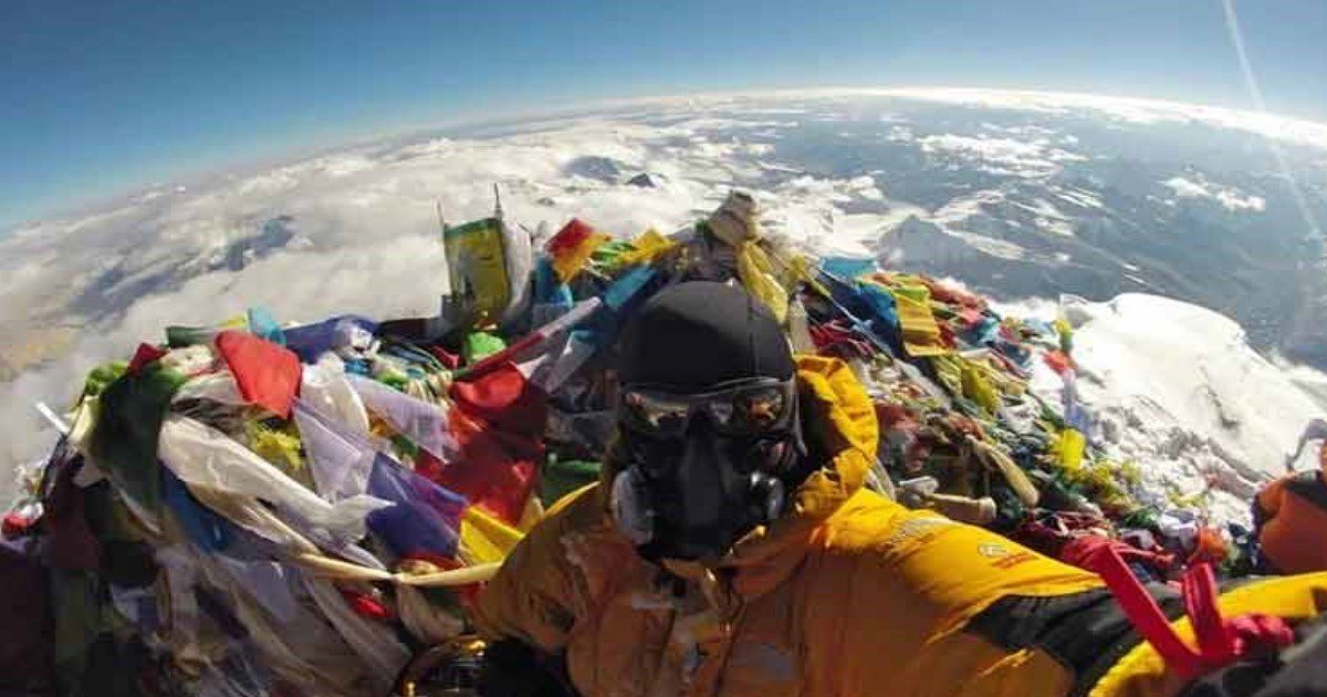 featured image 5.jpg?resize=1200,630 - Un selfie au sommet de l'Everest détruit une fois pour toutes la "théorie de la Terre plate"