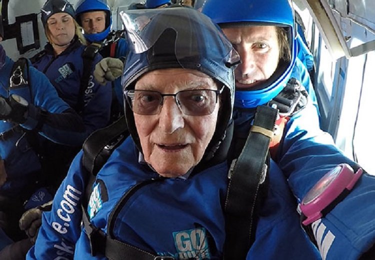 j2 1 1.jpg?resize=1200,630 - Il a déjà sauté au-dessus la Normandie le jour du Débarquement, mais il fait maintenant un saut en parachute pour l'Armée du Salut à l'âge de 94 ans !