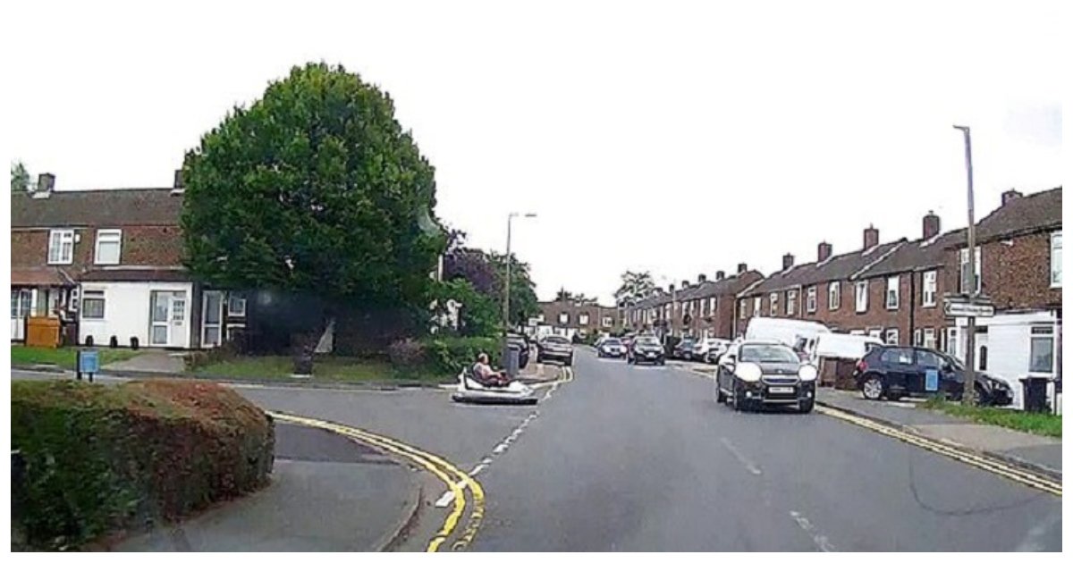 man 6.jpg?resize=412,232 - Un homme conduit une auto tamponneuse sur une route publique du Royaume-Uni
