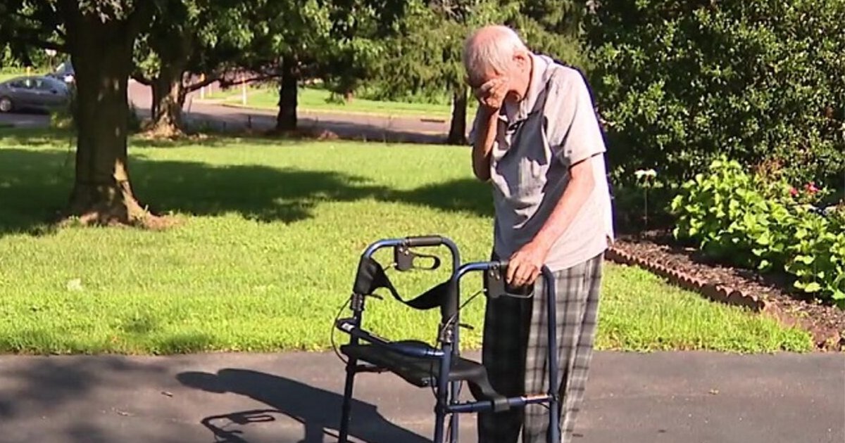 man2.png?resize=412,232 - Dying WWII Veteran Couldn't Hold Back Tears When He Heard Bagpipes Playing On His Driveway