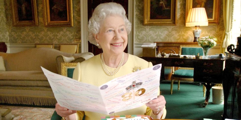 queen elizabeth ii sits in the regency room at buckingham news photo 115434851 1535625915.jpg?resize=412,275 - 全英國只有女王開車不用駕照、家裡設專屬提款機！只有女王伊莉莎白二世才有的10個皇室特權