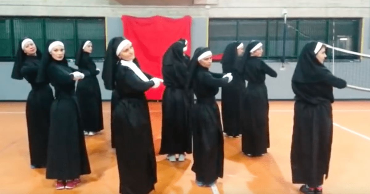 the amazing zumba performance of these nuns will make your day.jpg?resize=412,275 - Esta incrível performance de zumba feita por freiras fará seu dia