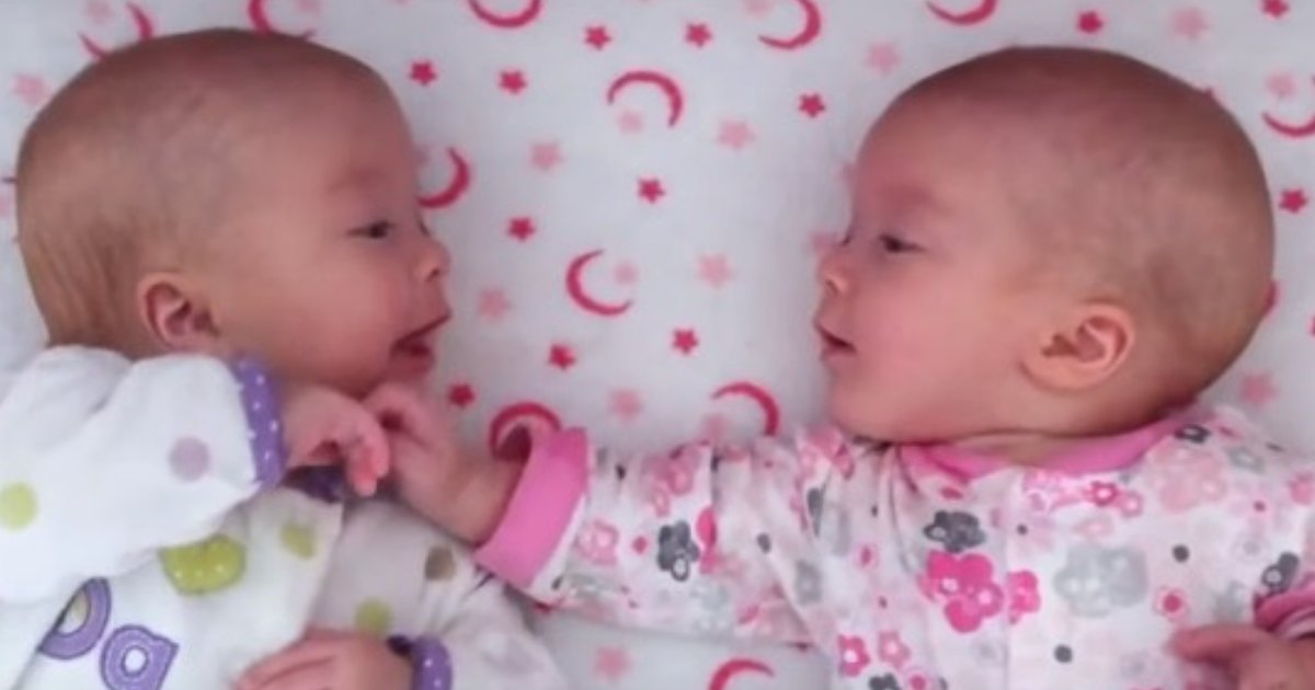 untitled design 28.png?resize=1200,630 - Des bébés jumelles identiques partagent une conversation précieuse!