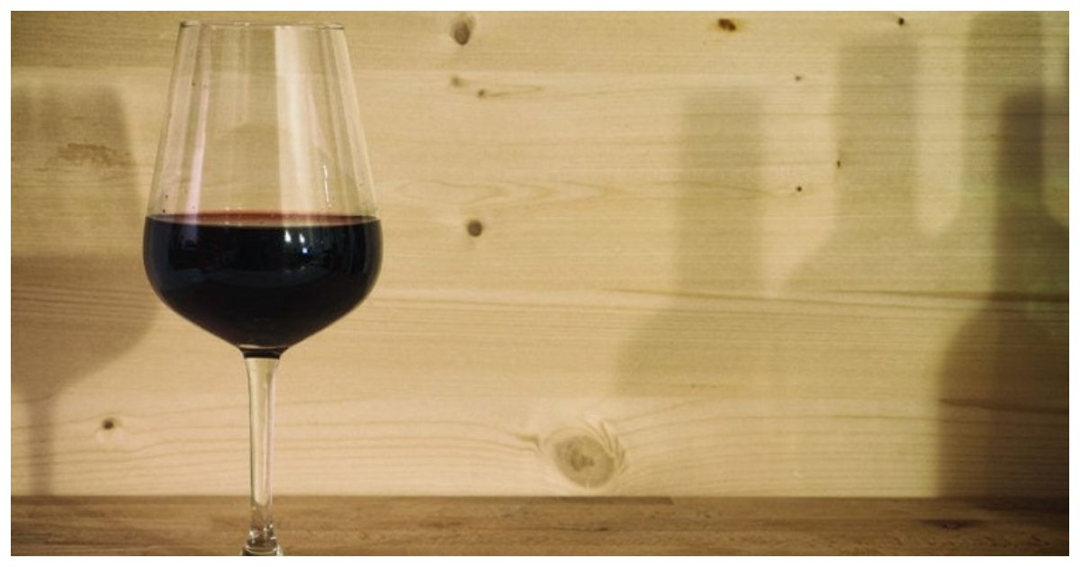 wine.jpg?resize=412,232 - Un compagnon de régime improbable: boire du vin avant d'aller au lit peut aider à perdre du poids!