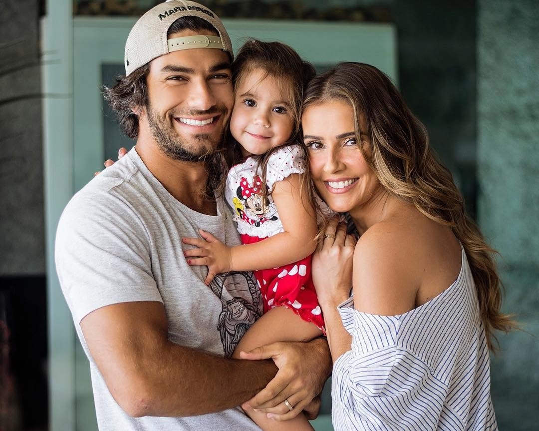 29095983 1856579237974639 937658697214066688 n.jpg?resize=412,232 - "Selinho triplo" de Deborah Secco, marido e filha gera polêmica: Entenda o caso