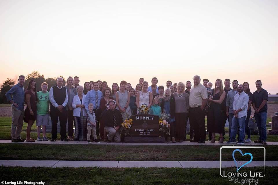 Les familles Murphy et Padgett (photo) ont assisté au monument commémoratif des pompiers à Emmitsburg, Maryland, en l'honneur de Kendall le 7 octobre.