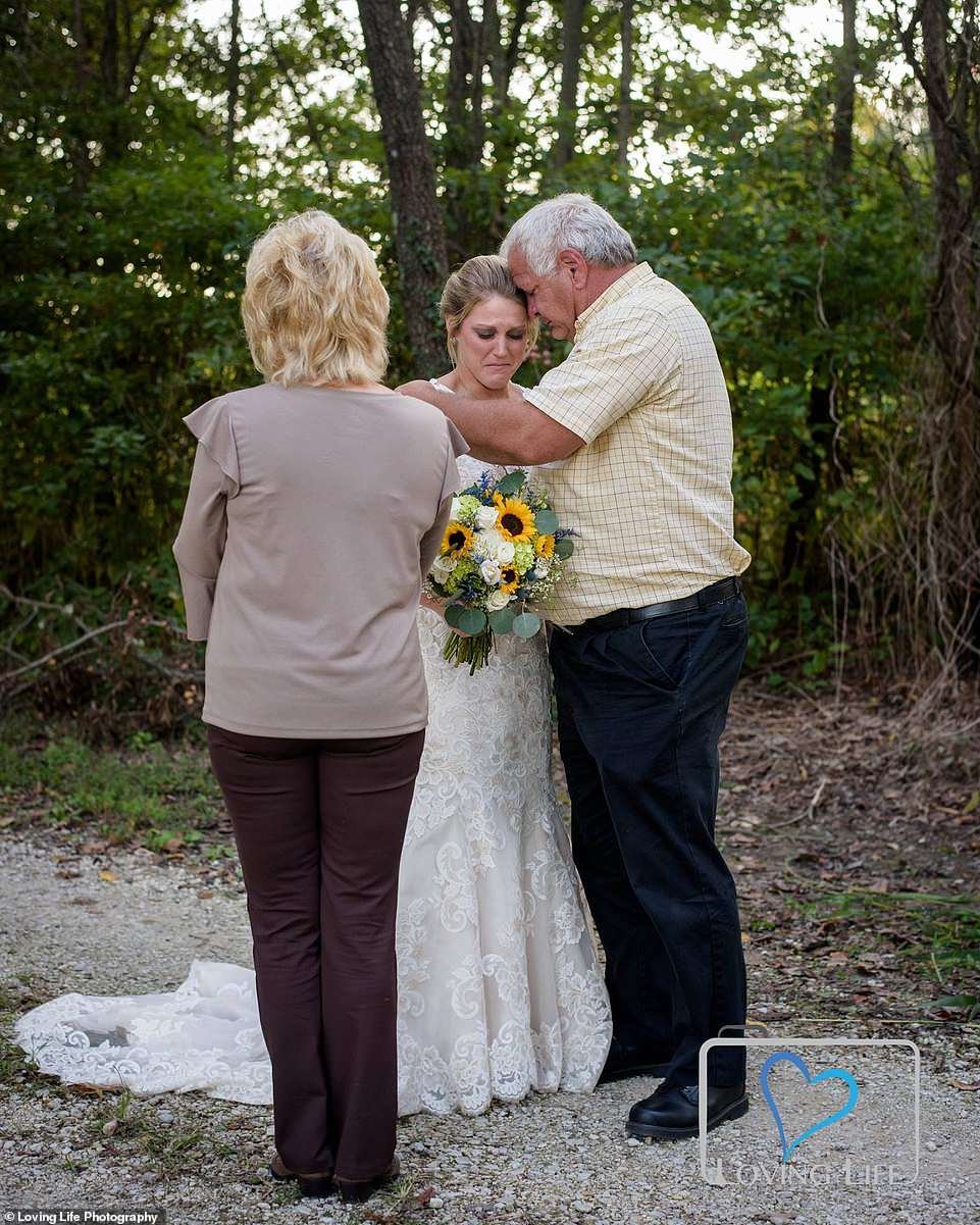Les membres de la famille consolent Jessica alors qu'elle se prépare à prendre des photos dans sa robe de mariée le mois dernier
