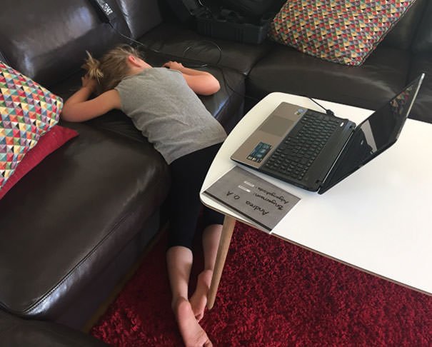  My Daughter Was Excited For Her First Computer Homework, But Then She Had Her First Experience With Windows Update Instead