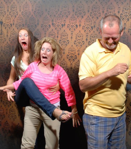 25 imagens de pessoas realmente assustadas em uma casa mal assombrada