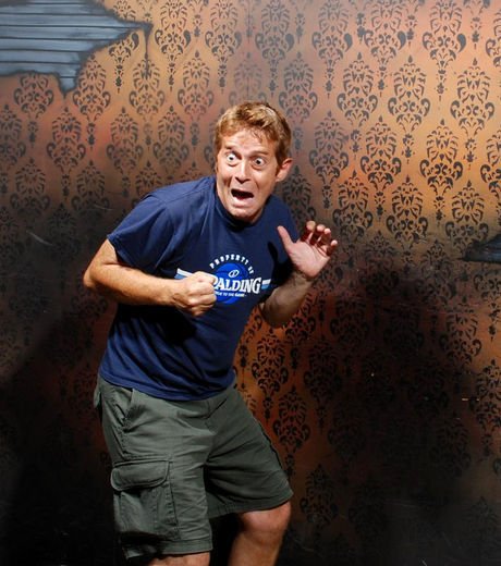 25 imagens de pessoas realmente assustadas em uma casa mal assombrada