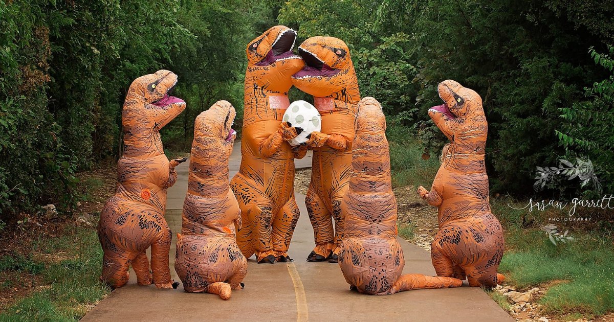 dino.png?resize=412,232 - Mulher veste família com fantasias de dinossauro para anunciar gravidez